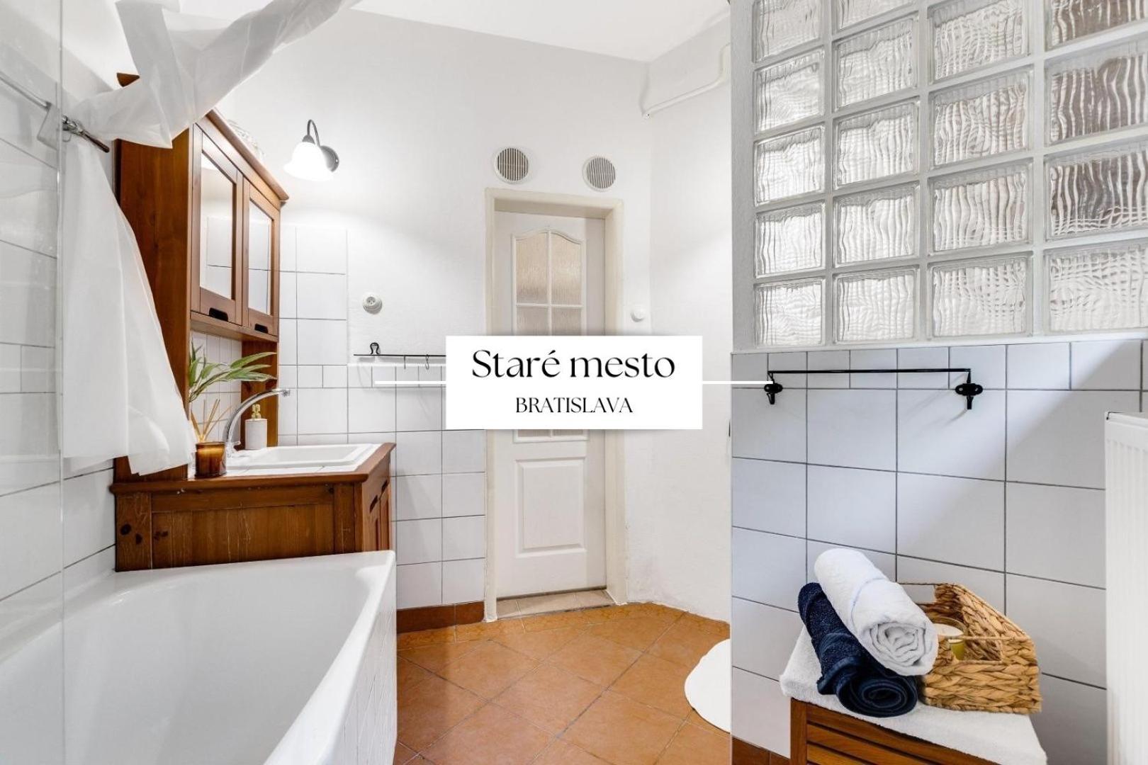 Stylish Historical Apartment + Backyard Bratislava Exteriör bild