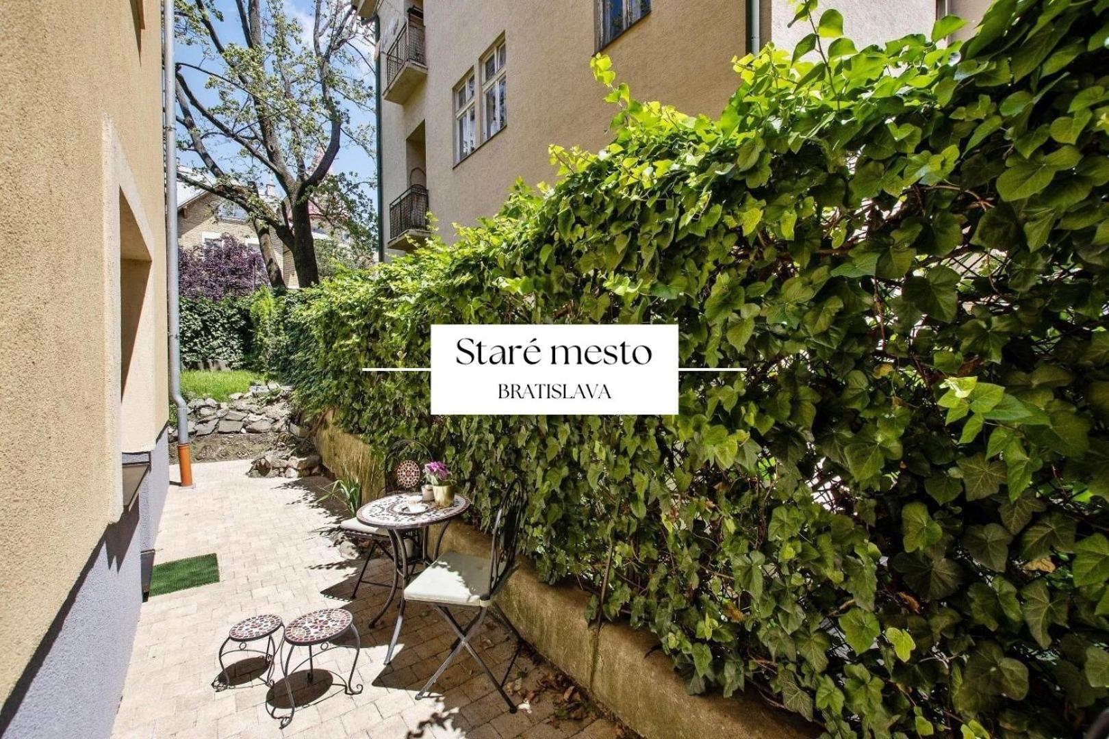 Stylish Historical Apartment + Backyard Bratislava Exteriör bild